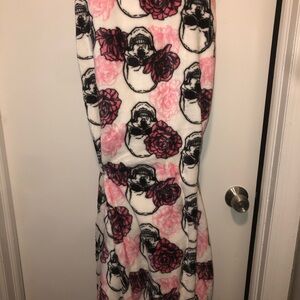 Cozy Skull & Rose Plush Throw Blanket - Pink, Black & White